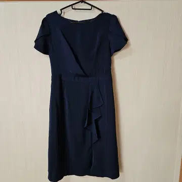 네이비 반팔 무릎 기장 원피스 프릴