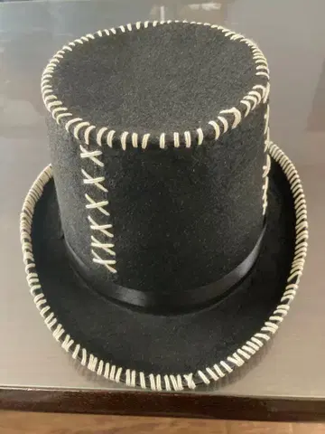 블랙 펠트 실크햇 스티치 디자인
