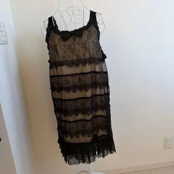 앤드러브 블랙 레이스 슬리브리스 원피스