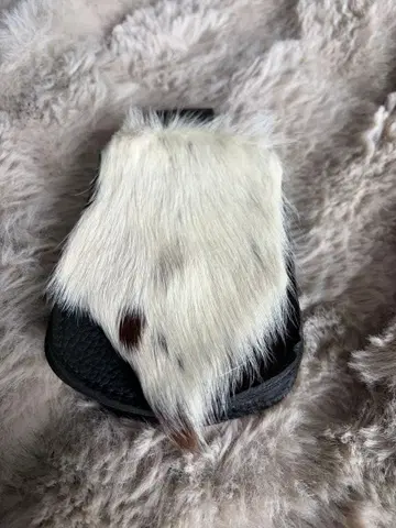 가죽과 퍼의 플랩 파우치