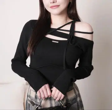 17 새상품 립 서비스 정가 8250엔 아지메 오프숄더 스트랩 니트 블랙