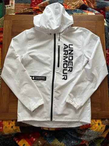 새상품급 UNDER ARMOUR 자켓 화이트