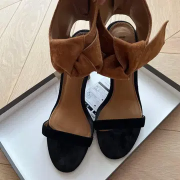 CHEMBUR 리본 포함 브라운 블랙 샌들