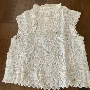 화이트 프릴 슬리브리스 상의