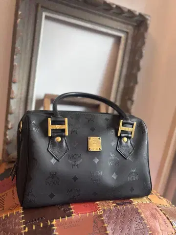 MCM 비세토스 패턴 미니 보스턴 블랙 골드 금장 장식