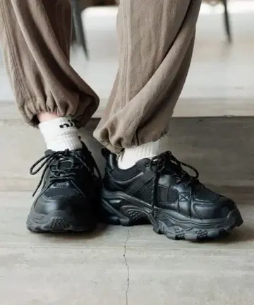 niko and 오리지널 볼륨 밑창 스니커즈 통굽 블랙