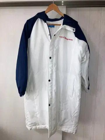 디즈니 리조트 미키 벤치 코트 화이트 점퍼