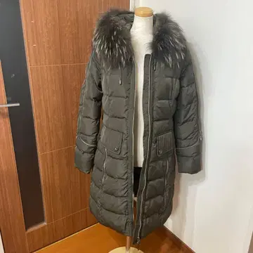 퍼 달린 올리브 그린 다운 롱 코트