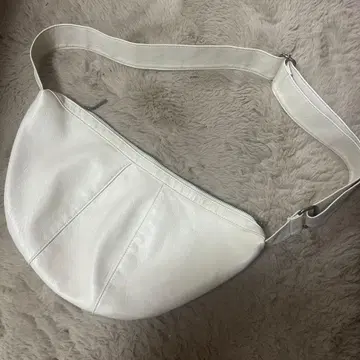 화이트 가죽 바디백