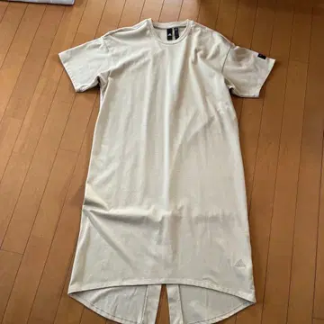 크림색 슬릿 롱 원피스