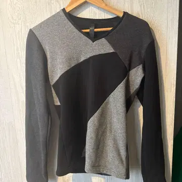 기하학 패턴 V넥 긴팔 맨투맨