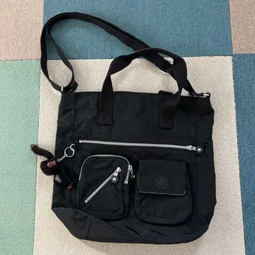 KIPLING 블랙 숄더백 지퍼 포함