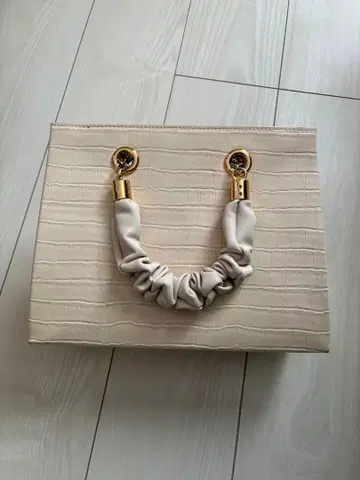 베이지 크로커다일 패턴 핸드백