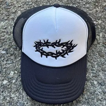 자수 디자인의 화이트/블랙 캡