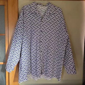 파랑과 하양의 기하학 패턴 긴팔 셔츠