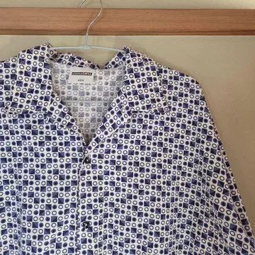 파랑과 하양의 기하학 패턴 긴팔 셔츠