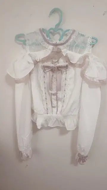 리즈리사 오픈 숄더 프릴 블라우스 정품