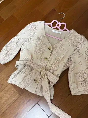 꽃무늬 자수 반팔 블라우스 베이지