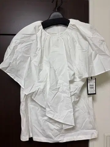 Aga 프릴 달린 화이트 T셔츠