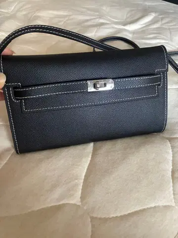 숄더 스트랩이 달린 장지갑