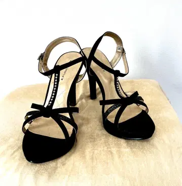 비쥬 장식 블랙 힐 샌들