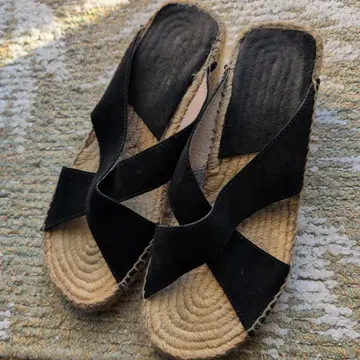 가이모 크로스 스웨이드 뮬 샌들