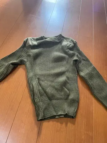 Jack Young Assoc. 올리브색 니트 스웨터