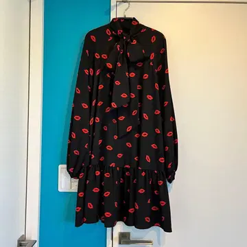 케이트 스페이드 립 패턴 리본 포함 긴팔 원피스