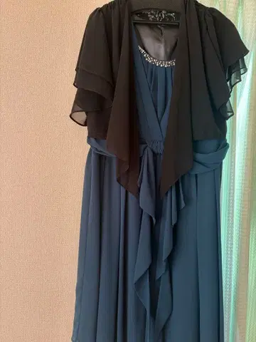 네이비 블루 쉬폰 드레스 레이스 장식 포함