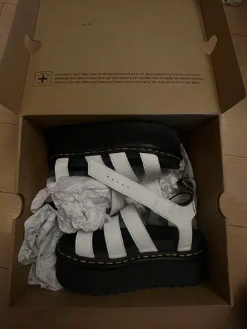 닥터 마틴 통굽 화이트 샌들