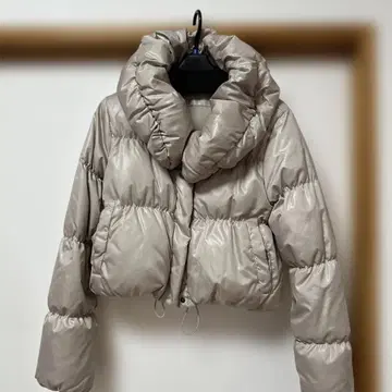 프로필 베이지 볼륨 넥 숏 다운 자켓