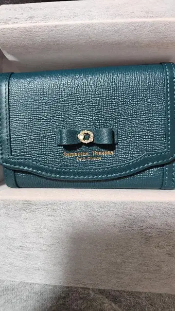 리본 포함 접이식 지갑 틸