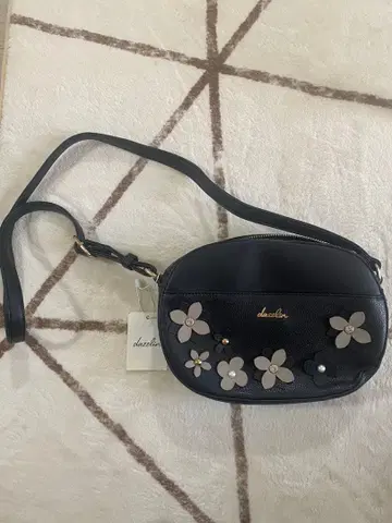 dazzlin 블랙 꽃 모티브 숄더백