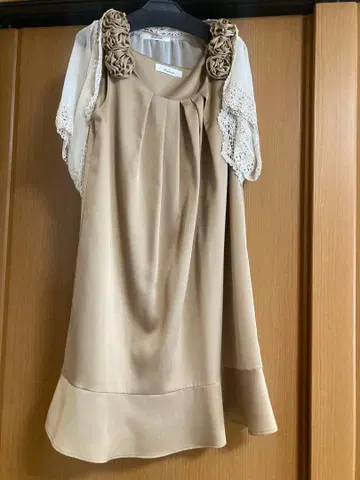 베이지 드레스 플라워 모티브