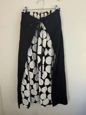 블랙 화이트 도트 플레어 스커트