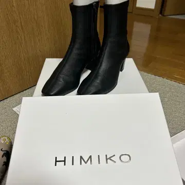 HIMIKO 블랙 가죽 스퀘어토 부츠