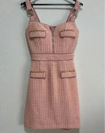 an 핑크 컷 아웃 드레스