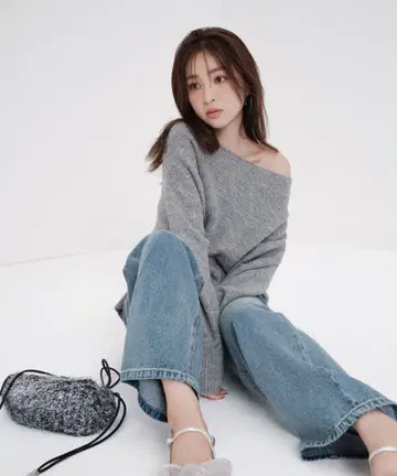 내추럴 뷰티 베이직 오프숄더 라메 오버 니트