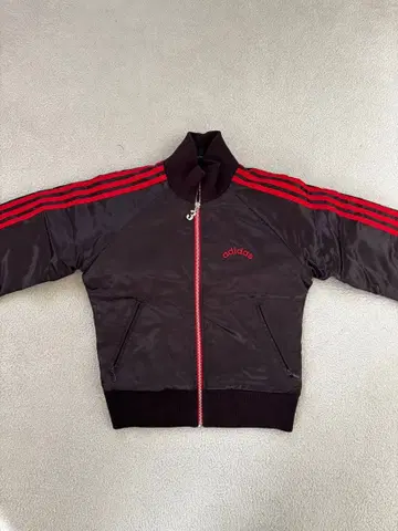 adidas 블랙 레드 스트라이프 충전솜 자켓