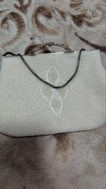 아이보리 자수 비즈 핸드백