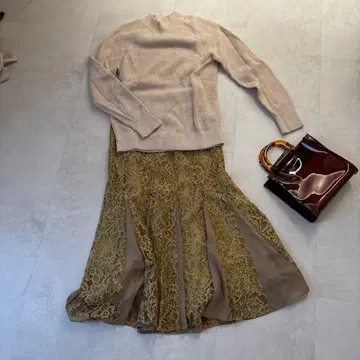 베이지 상의 레이스 스커트 세트