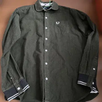 올리브 그린 긴팔 셔츠 포켓 부착