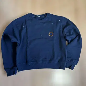 쿠틸 짧은 기장 네이비 페인팅 가공 맨투맨