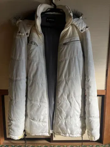 화이트 다운 자켓 후드 부착