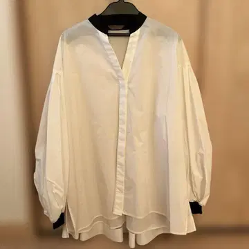 배색 백 튤 벌룬 슬리브 셔츠