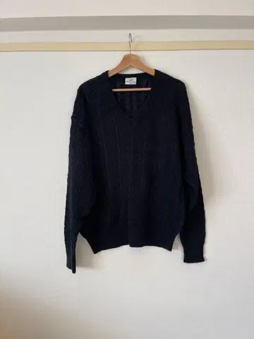 던힐스포츠 V넥 케이블 짜임 스웨터