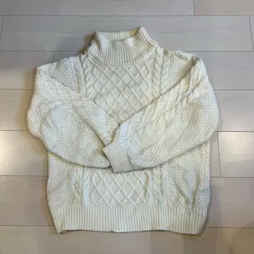 SIMPLICITE 케이블 니트 스웨터