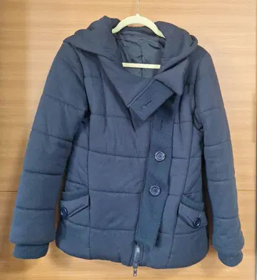 네이비 후드 부착 다운 자켓