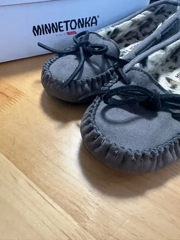 MINNETONKA 모카신 그레이