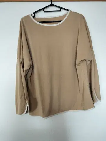 베이지 긴팔 티셔츠